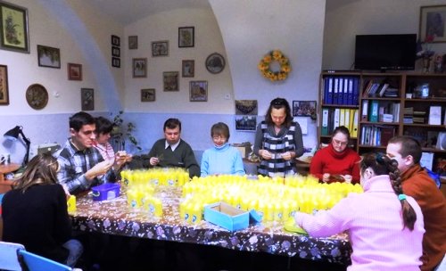 115 тисяч різдвяних свічок декорувала молодь з особливими потребами Карітасу Львова